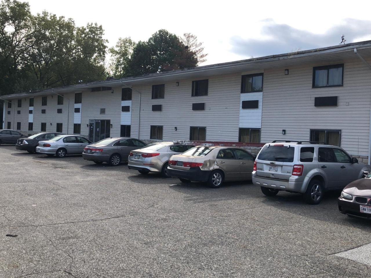 Economy Inn North Randall Exterior photo